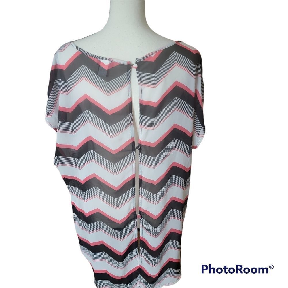 Torrid Short Sleeved Blouse with Chevron Pattern. Size 1X. - Picture 4 of 7